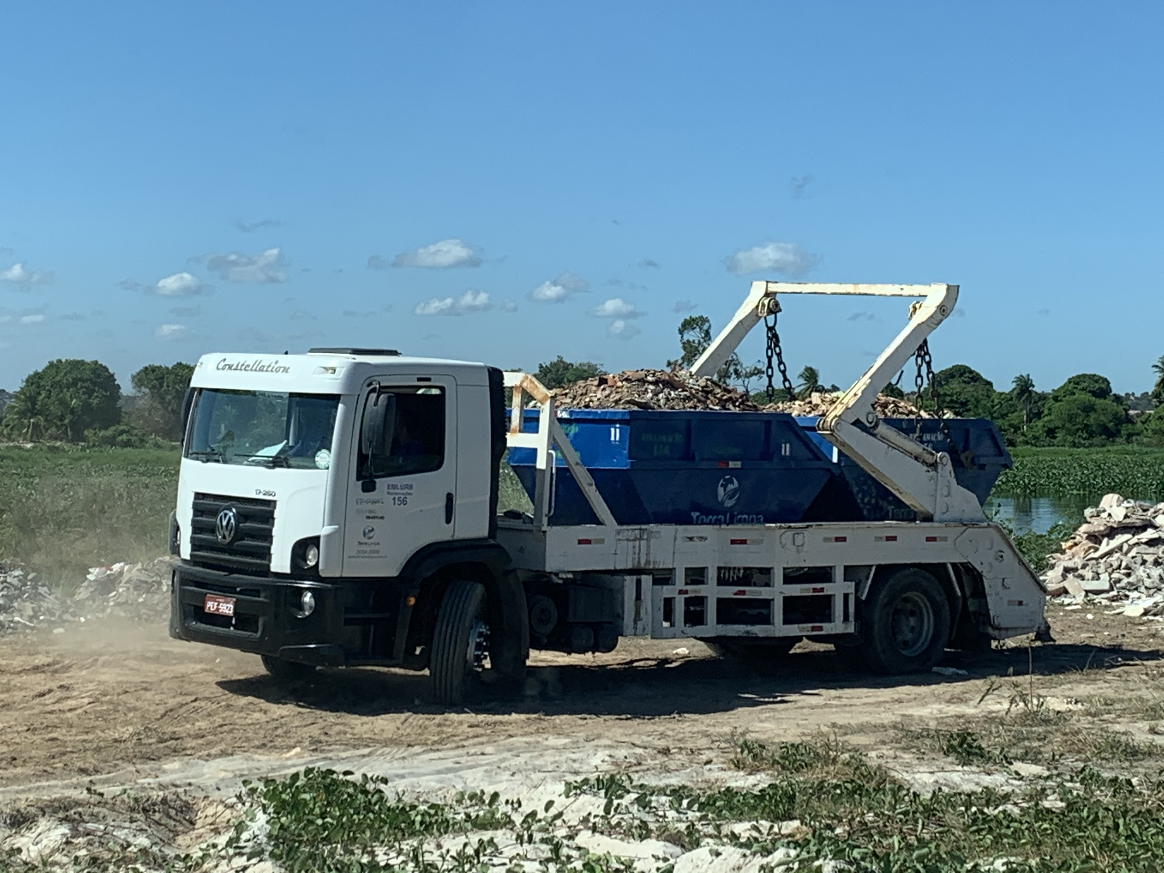 Caminhão Poliguindaste Terra Limpa